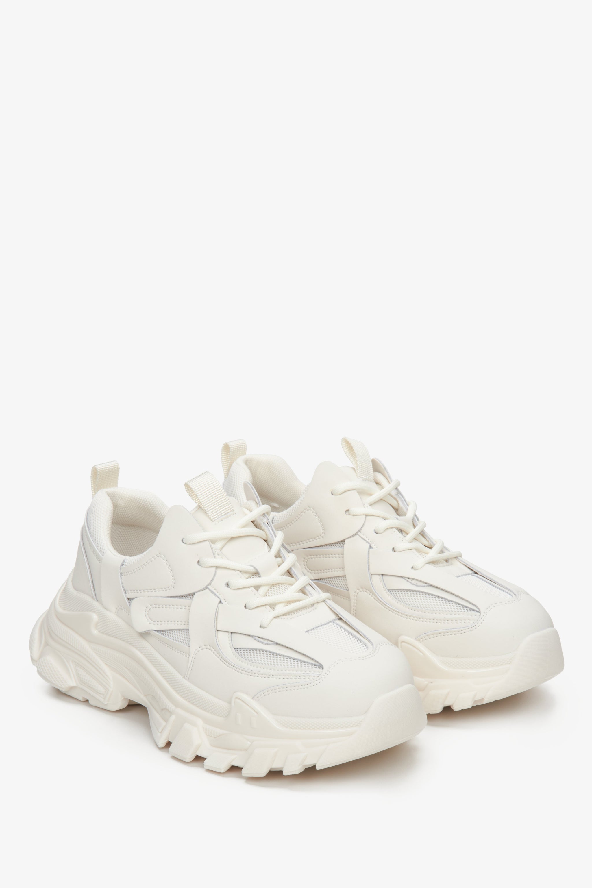 Sneakersy damskie ze sportowej linii ES 8 w białym kolorze na wiosnę i jesień.