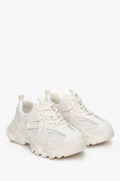 Sneakersy damskie ze sportowej linii ES 8 w białym kolorze na wiosnę i jesień.