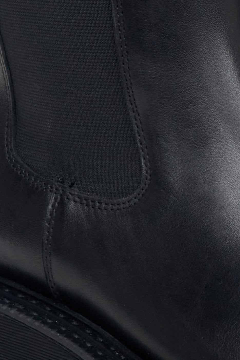 Sztyblety damskie wysokie ze skóry naturalnej marki Estro - zbliżenie na elastyczną gumę w bocznej części buta.