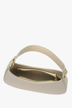 Damska torebka typu shoulder bag w kolorze beżowym z włoskiej skóry naturalnej - zbliżenie na wnętrze modelu.