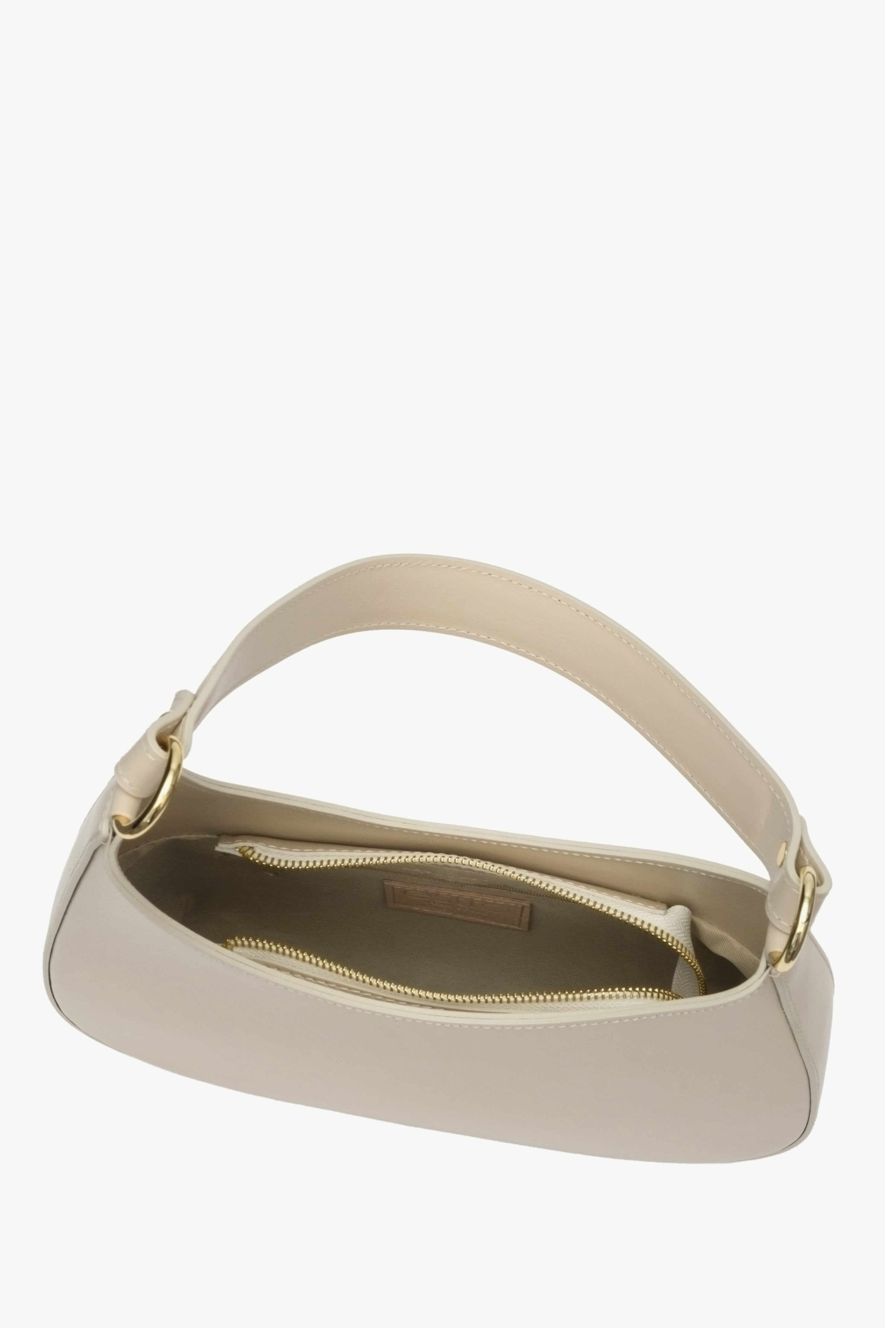 Damska torebka typu shoulder bag w kolorze beżowym z włoskiej skóry naturalnej - zbliżenie na wnętrze modelu.