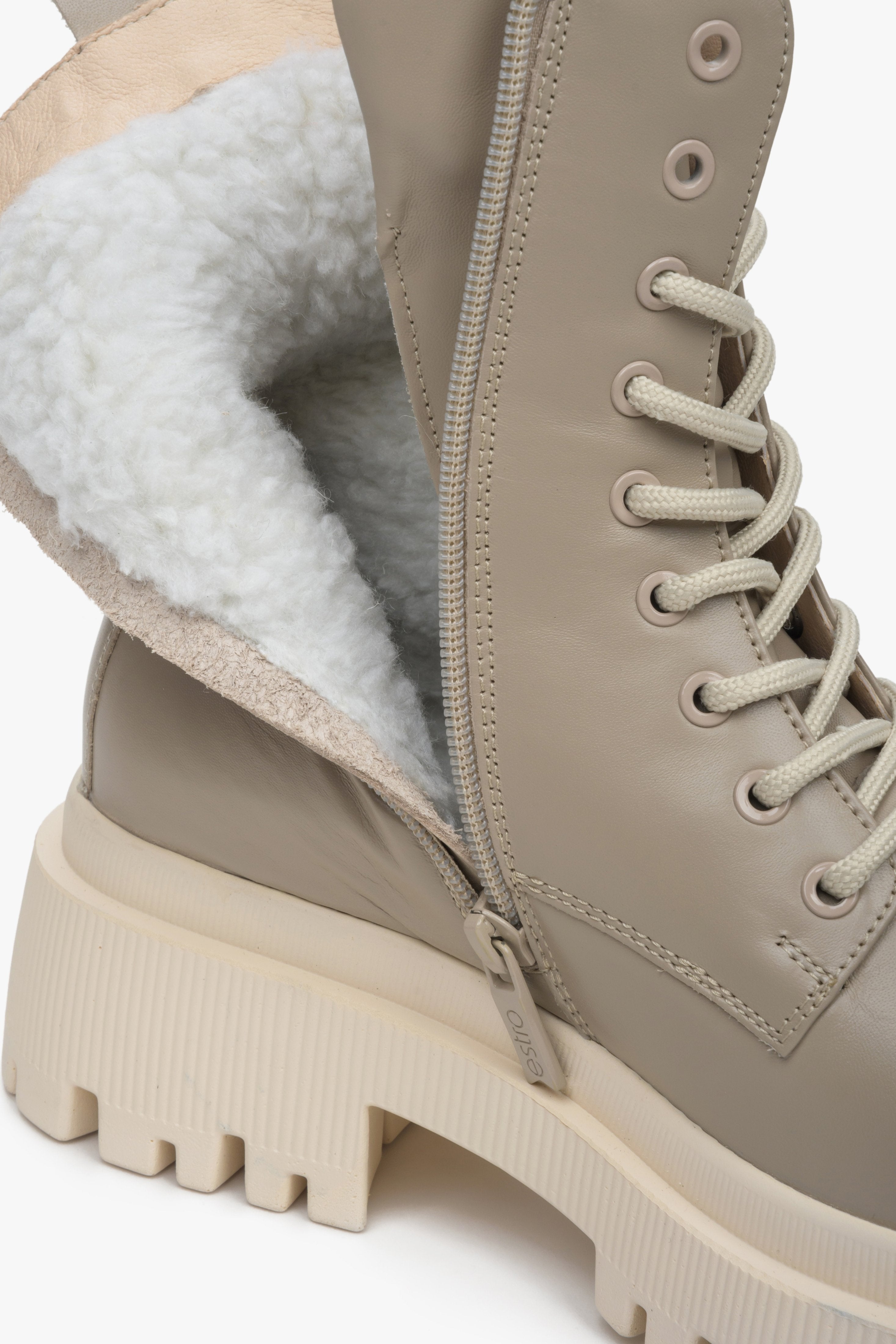 Damskie botki zimowe ze skóry naturalnej w kolorze beżowym ze sznurowaniem i suwakiem marki Estro - zbliżenie na wypełnienie buta.