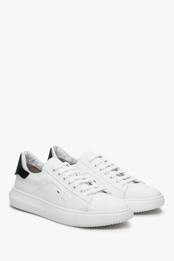 Biało-czarne, skórzane sneakersy męskie marki Estro ze sznurowaniem.