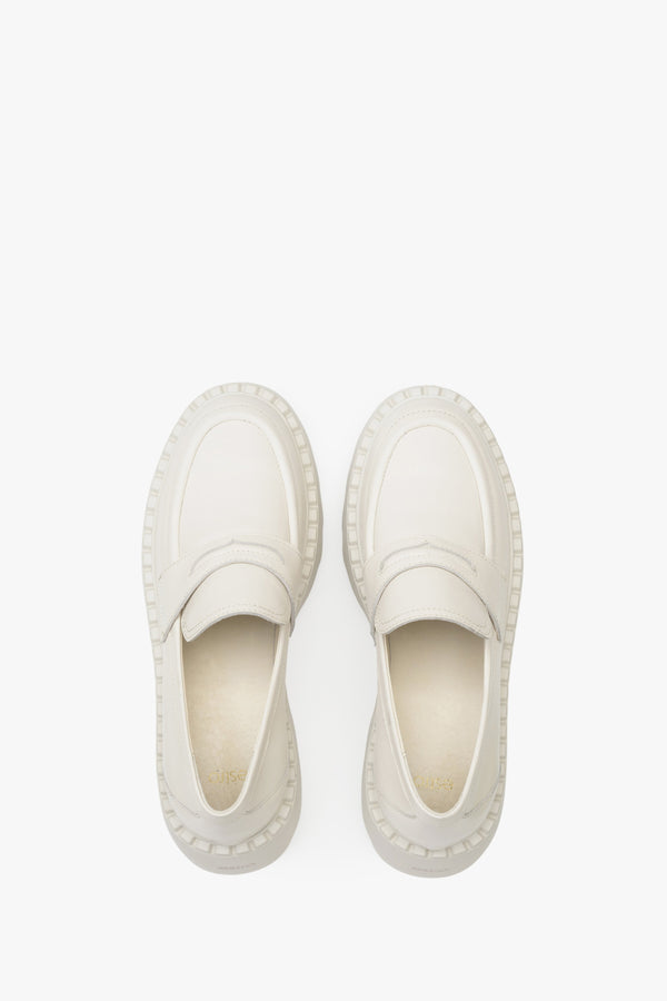 Buty loafersy damskie skórzane, białe marki Estro.