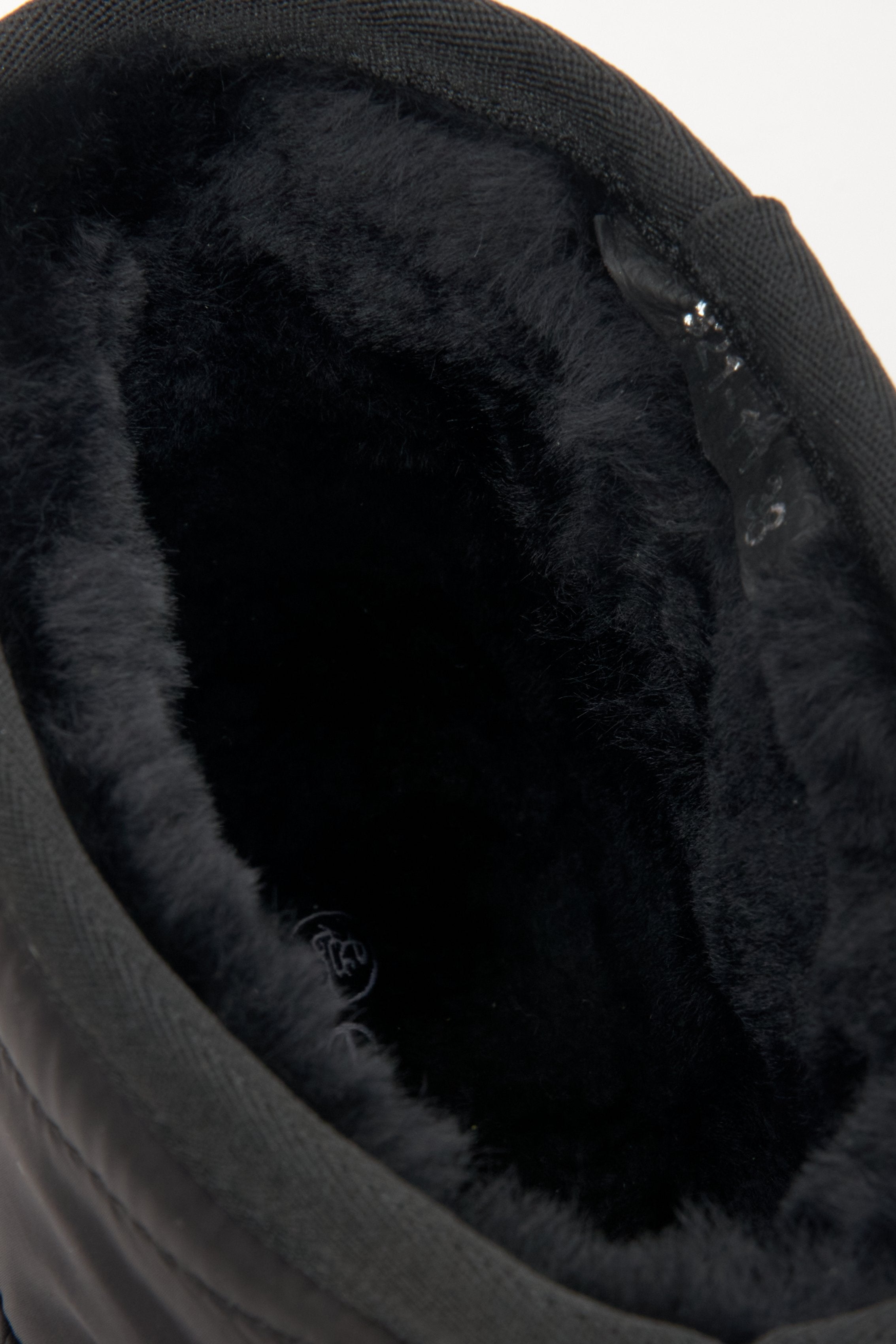 Czarne śniegowce damskie Estro - zbliżenie na miękki, futrzany wsad buta.