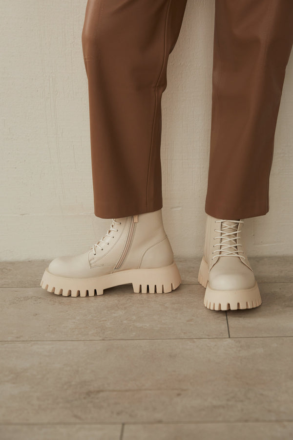 Damskie botki skórzane w kolorze beżowym na zimę marki Estro - wygląd buta w pełnej stylizacji.