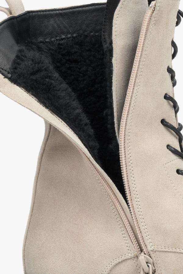 Damskie, wysokie botki z weluru w kolorze beżowym na zimę Estro - zbliżenie na wnętrze buta.