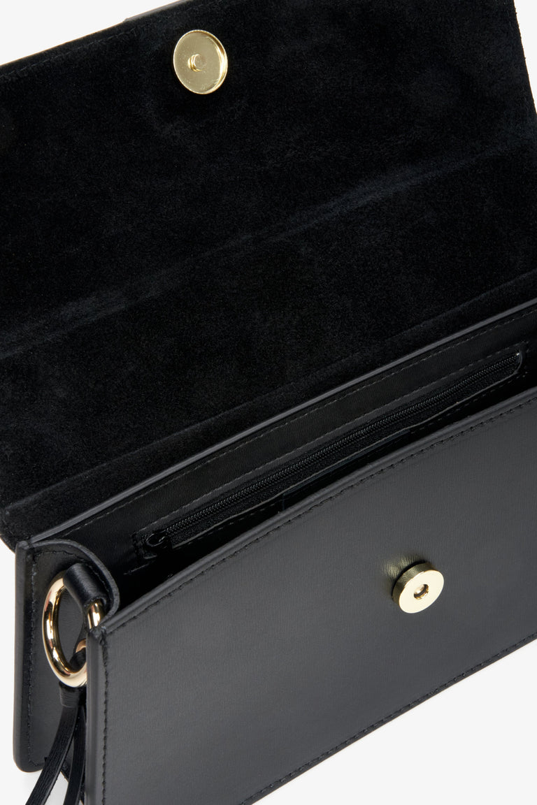 Damska, mała torebka Estro ze skóry naturalnej w kolorze czarnym - prezentacja wnętrza modelu.
