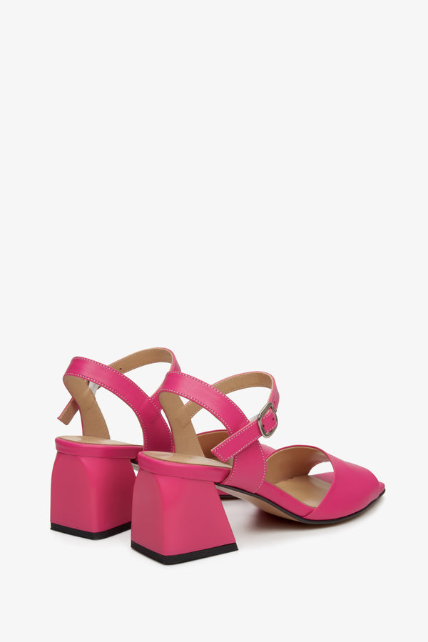 Różowe, skórzane sandały damskie Estro - zbliżenie na obcas na słupku i boczną część butów.