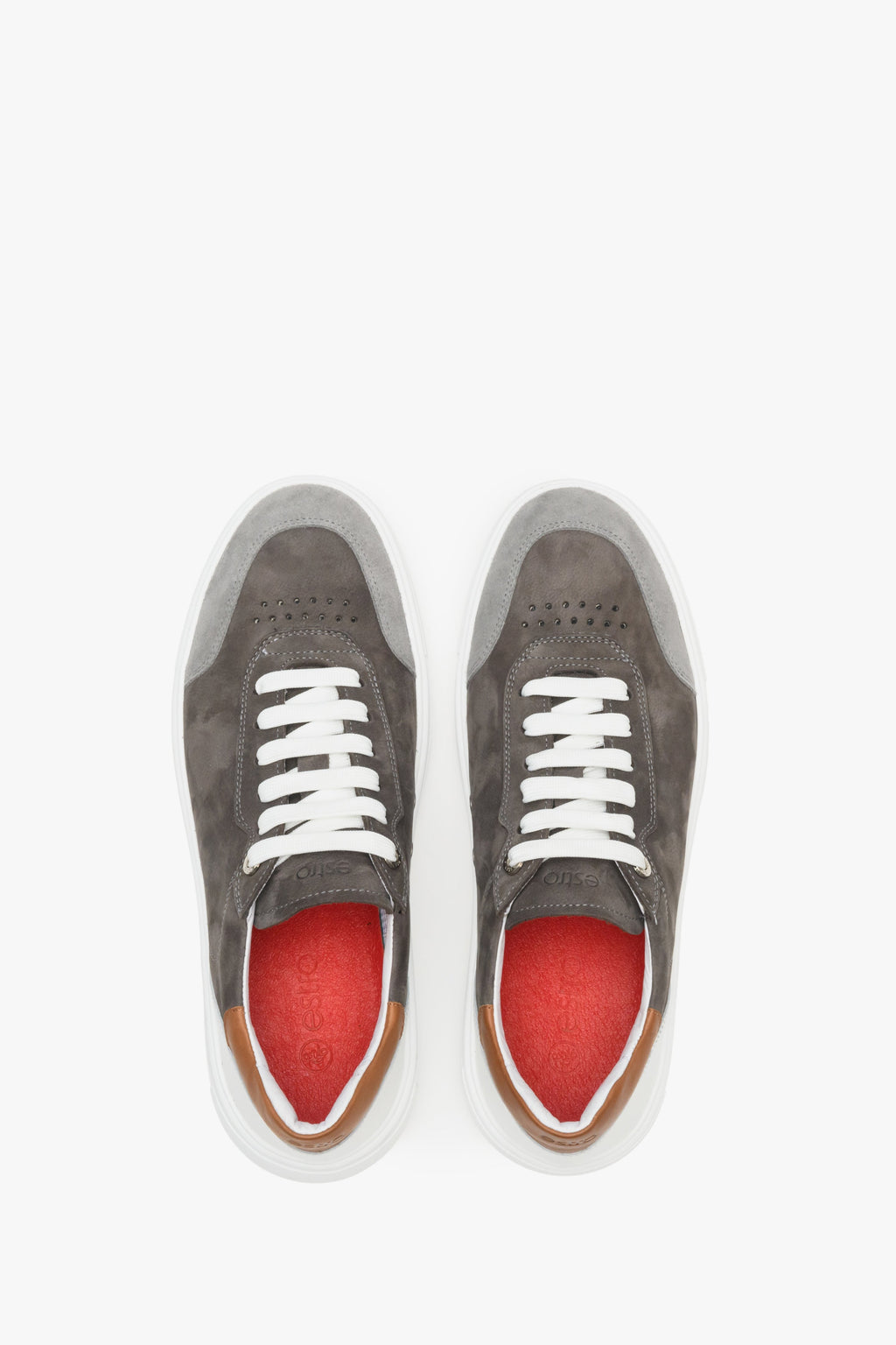 Szaro-brązowo-białe sneakersy męskie Estro z nubuku i skóry naturalnej - prezentacja obuwia z góry.
