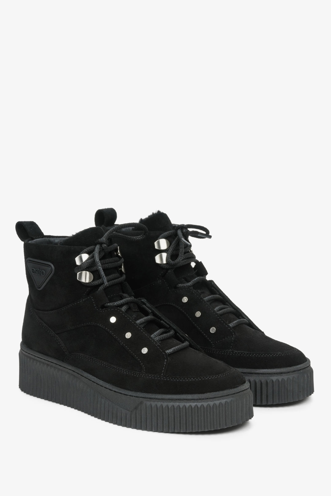 Damskie, wysokie sneakersy zimowe ze sznurowaniem marki Estro w kolorze czarnym.