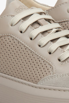Beżowe trampki damskie na lato z perforacja uszyte ze skóry naturalnej i weluru - zbliżenie na detale.