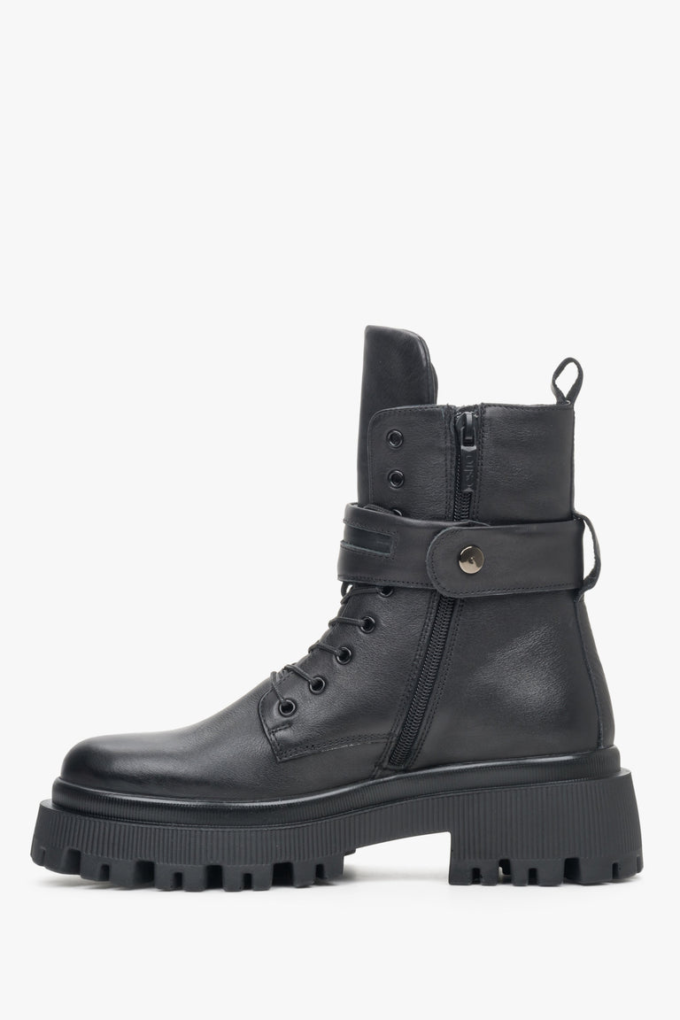 Wysokie, czarne botki damskie zimowe na platformie marki Estro - zbliżenie na profil buta.
