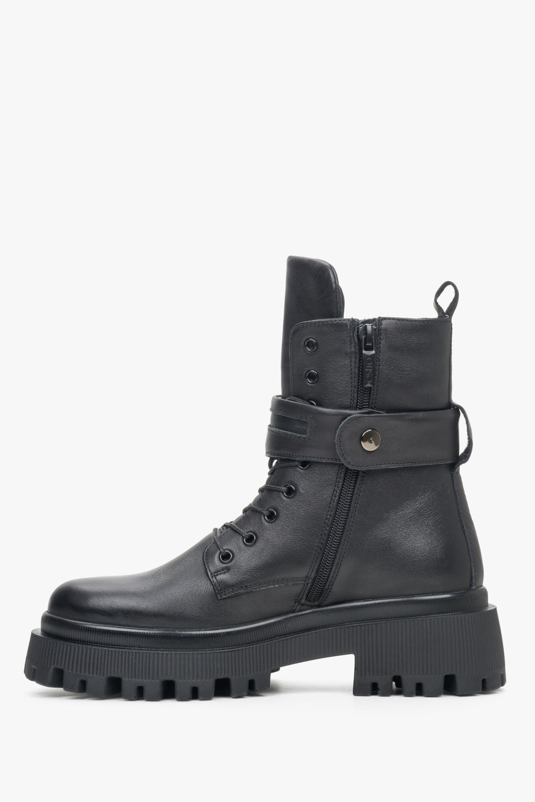 Wysokie, czarne botki damskie zimowe na platformie marki Estro - zbliżenie na profil buta.