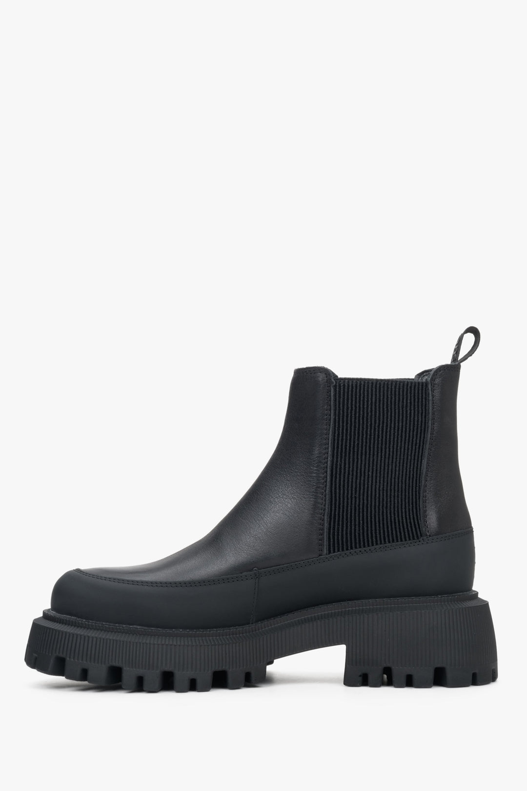 Niskie botki damskie na platformie w kolorze czarnym marki Estro - profil buta.