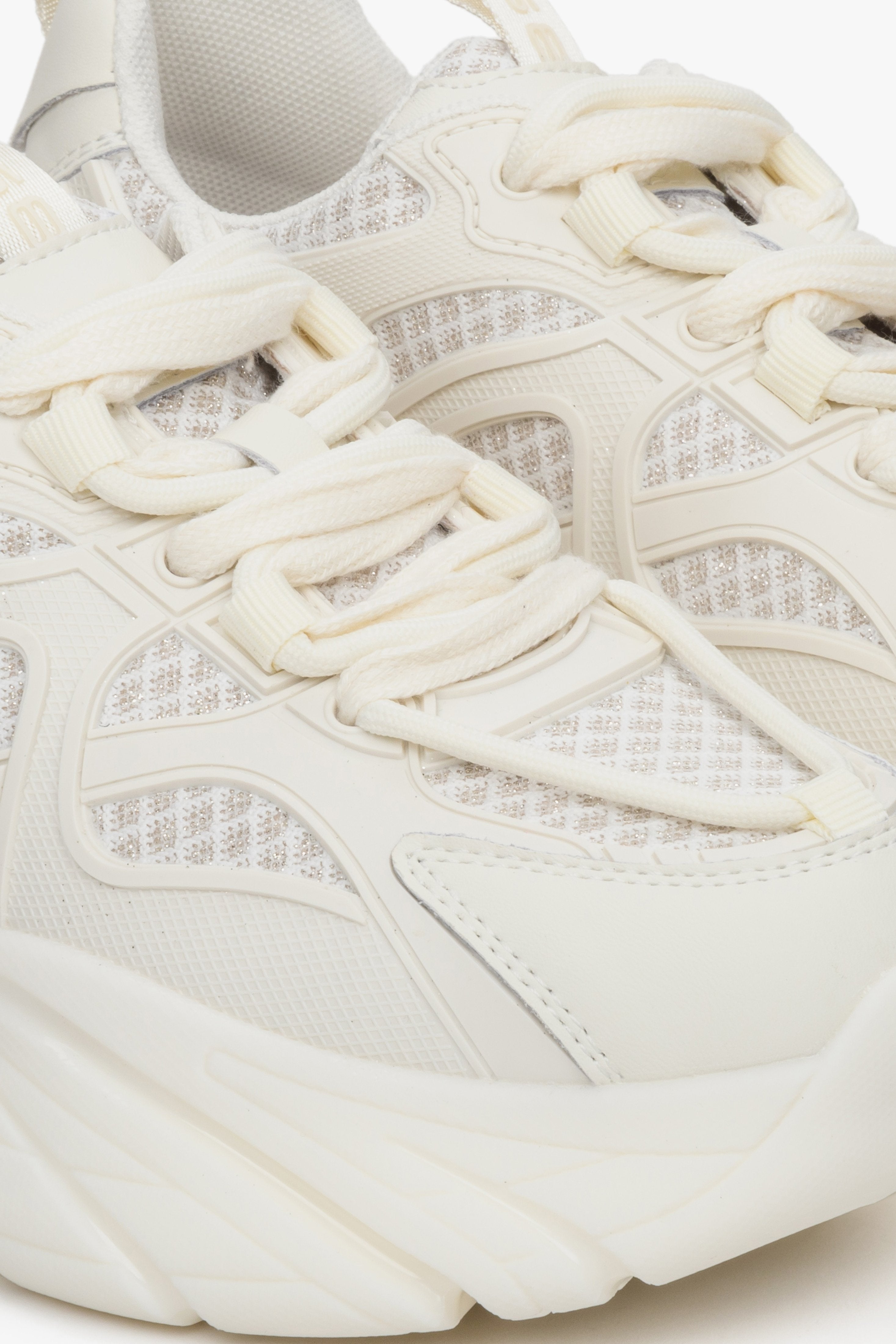 Sneakersy damskie w beżowym kolorze ES 8 - zbliżenie na detale.