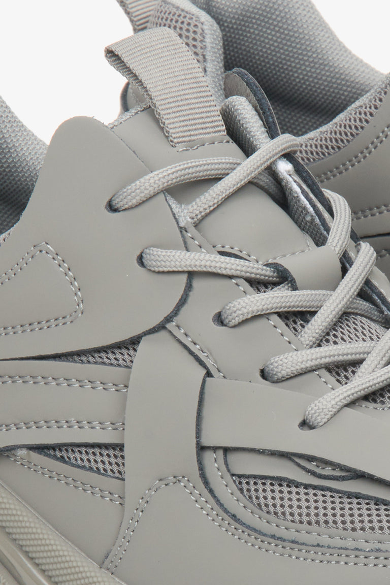 Sneakersy damskie w kolorze szarym ze skóry naturalnej i materiału tekstylnego na wiosnę i jesień - zbliżenie na system sznurowania.