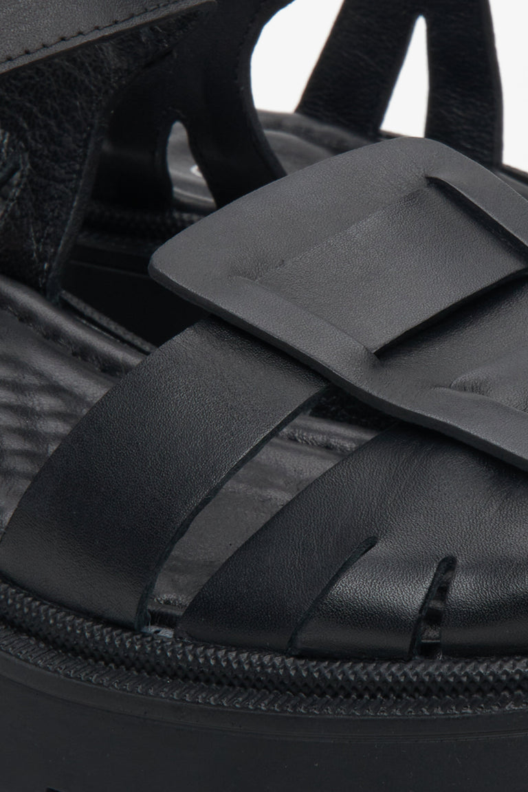 Sandały damskie czarne na masywnej, grubej podeszwie ze skóry naturalnej Estro - zbliżenie na detale.
