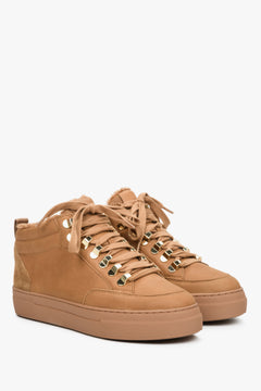 Buty sneakersy damskie zimowe z ociepleniem Estro - zbliżenie na przednią część buta w kolorze brązowym i system wiązań.