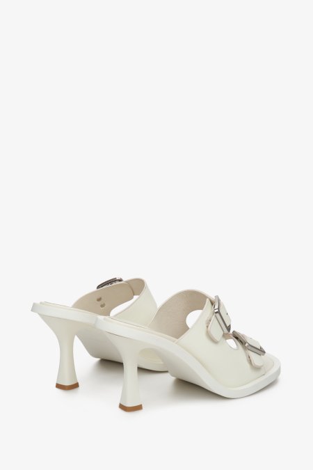 Skórzane, białe klapki damskie Estro na szpilce - prezentacja obcasa butów.