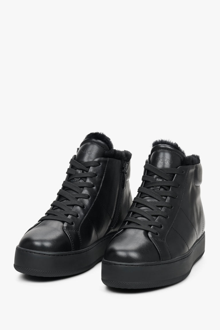 Czarne, wysokie sneakersy damskie ze skóry naturalnej marki Estro - zbliżenie na przednią część buta.