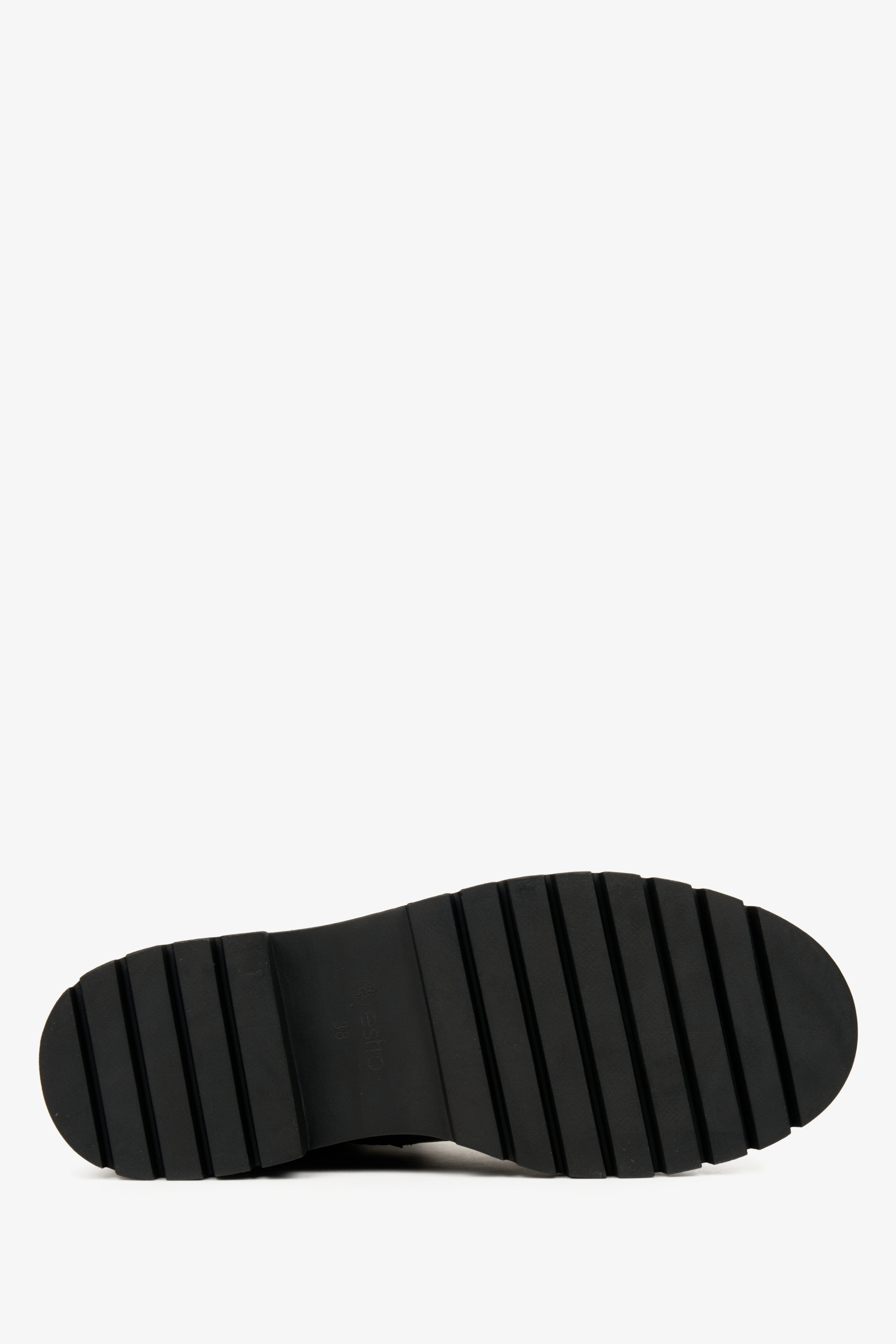 Damskie, czarne botki na zimę Estro - zbliżenie na podeszwę buta.