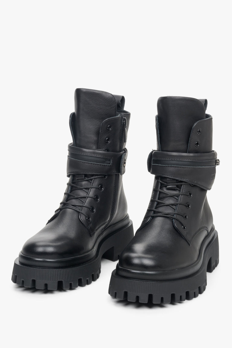 Wysokie botki damskie Estro ze skóry naturalnej w kolorze czarnym ze sznurowaniem, suwakiem i ozdobnym pasem - zbliżenie na przód butów.