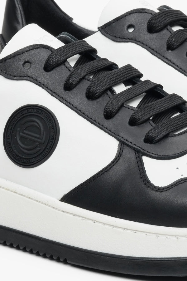 Sneakersy męskie z zamszu i skóry, czarno-białe - zbliżenie na detale.