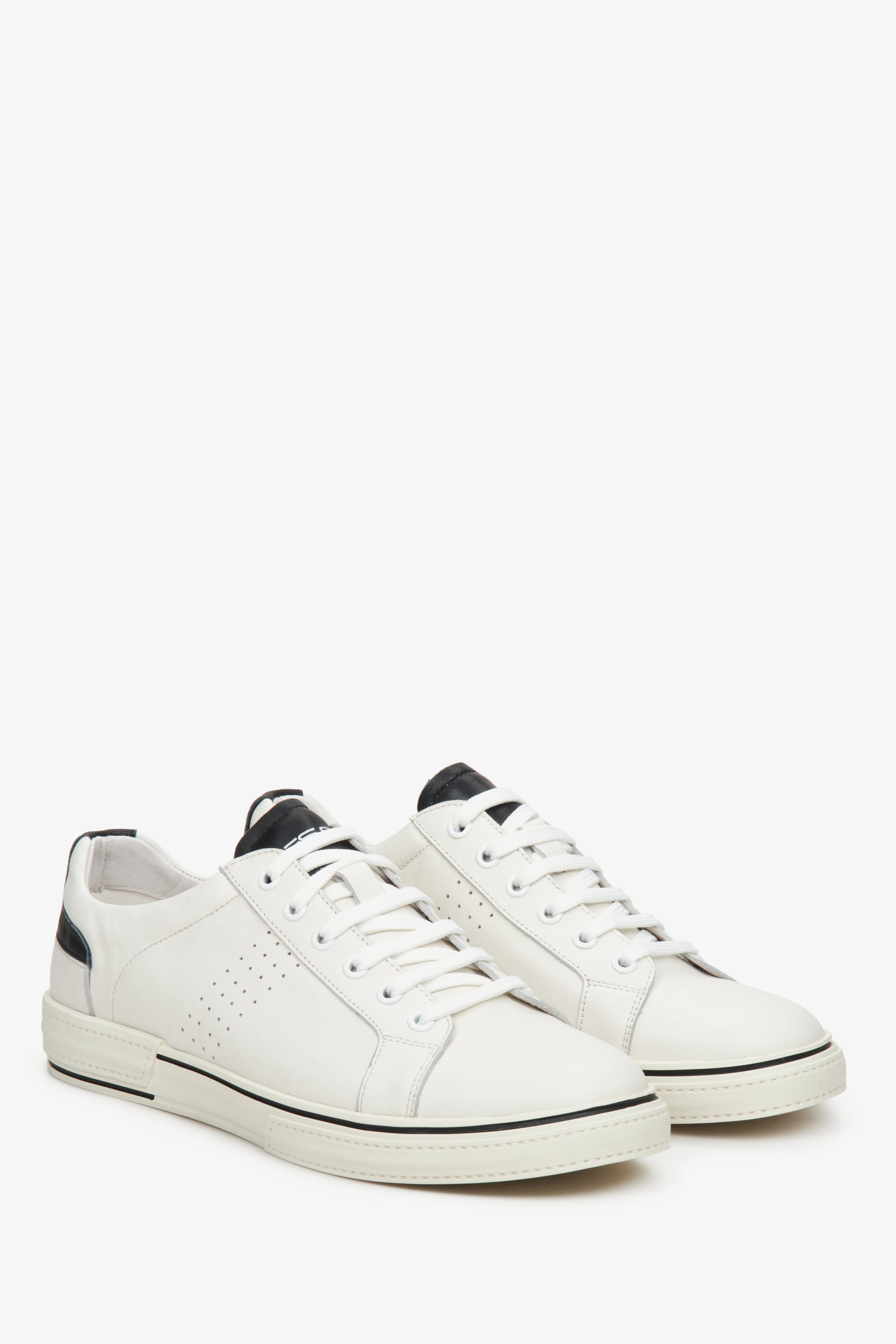 Męskie, biało-czarne sneakersy ze skóry naturalnej na wiosnę i jesień - prezentacja czubka buta i przyszwy bocznej.