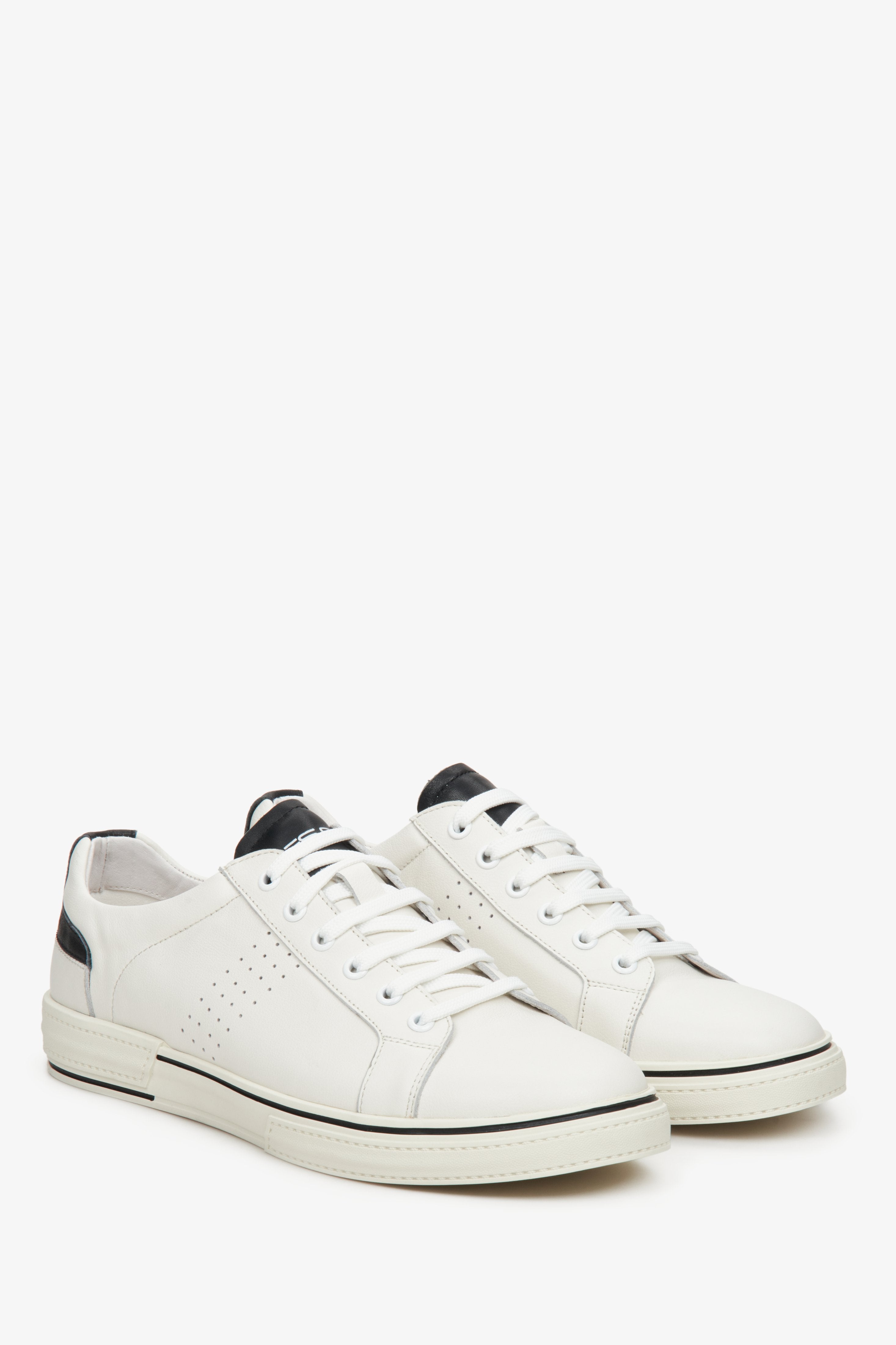 Męskie, biało-czarne sneakersy ze skóry naturalnej na wiosnę i jesień - prezentacja czubka buta i przyszwy bocznej.