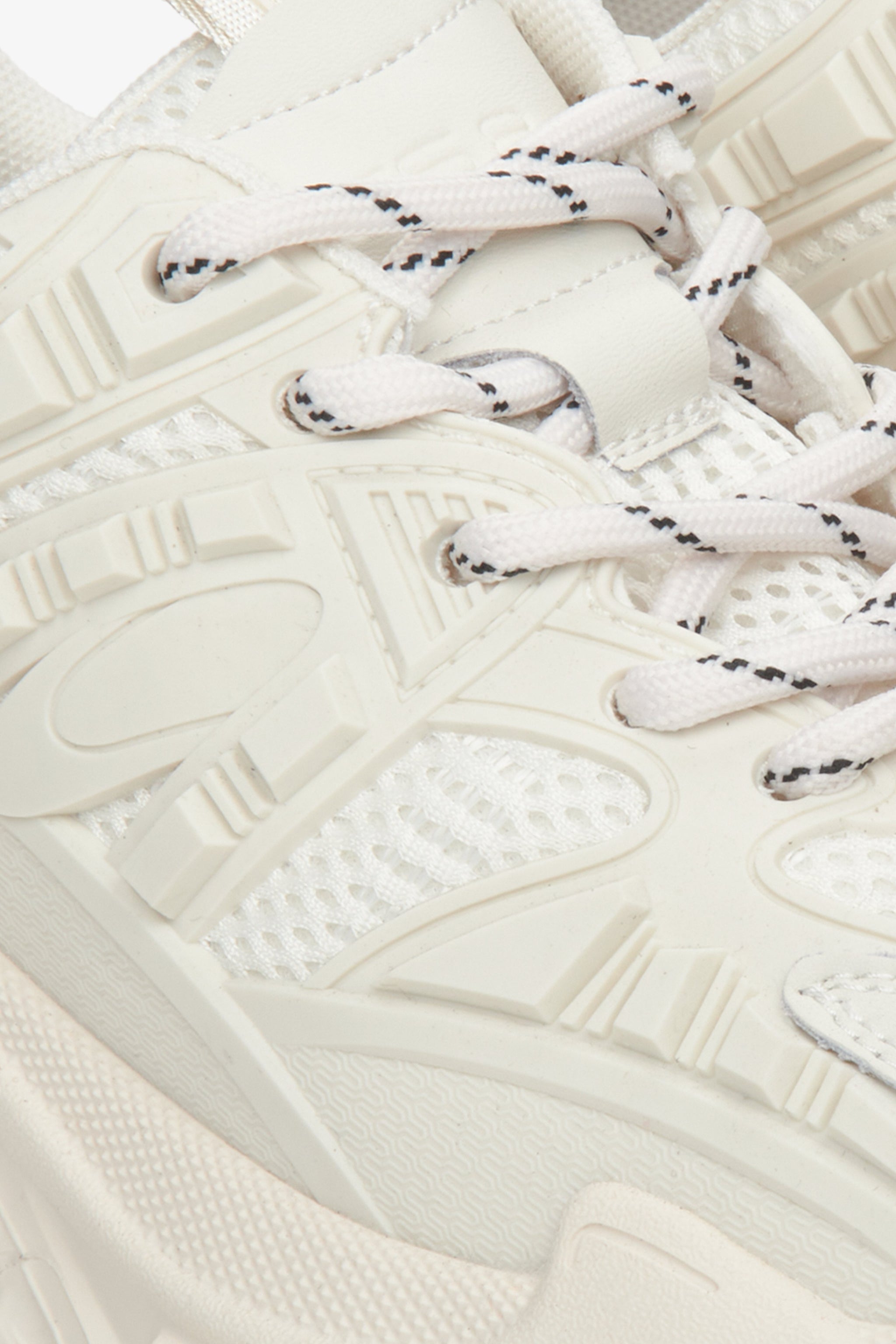 Sneakersy damskie ze skóry naturalnej ze sznurowaniem w kolorze beżowym - zbliżenie na sznurowanie butów.
