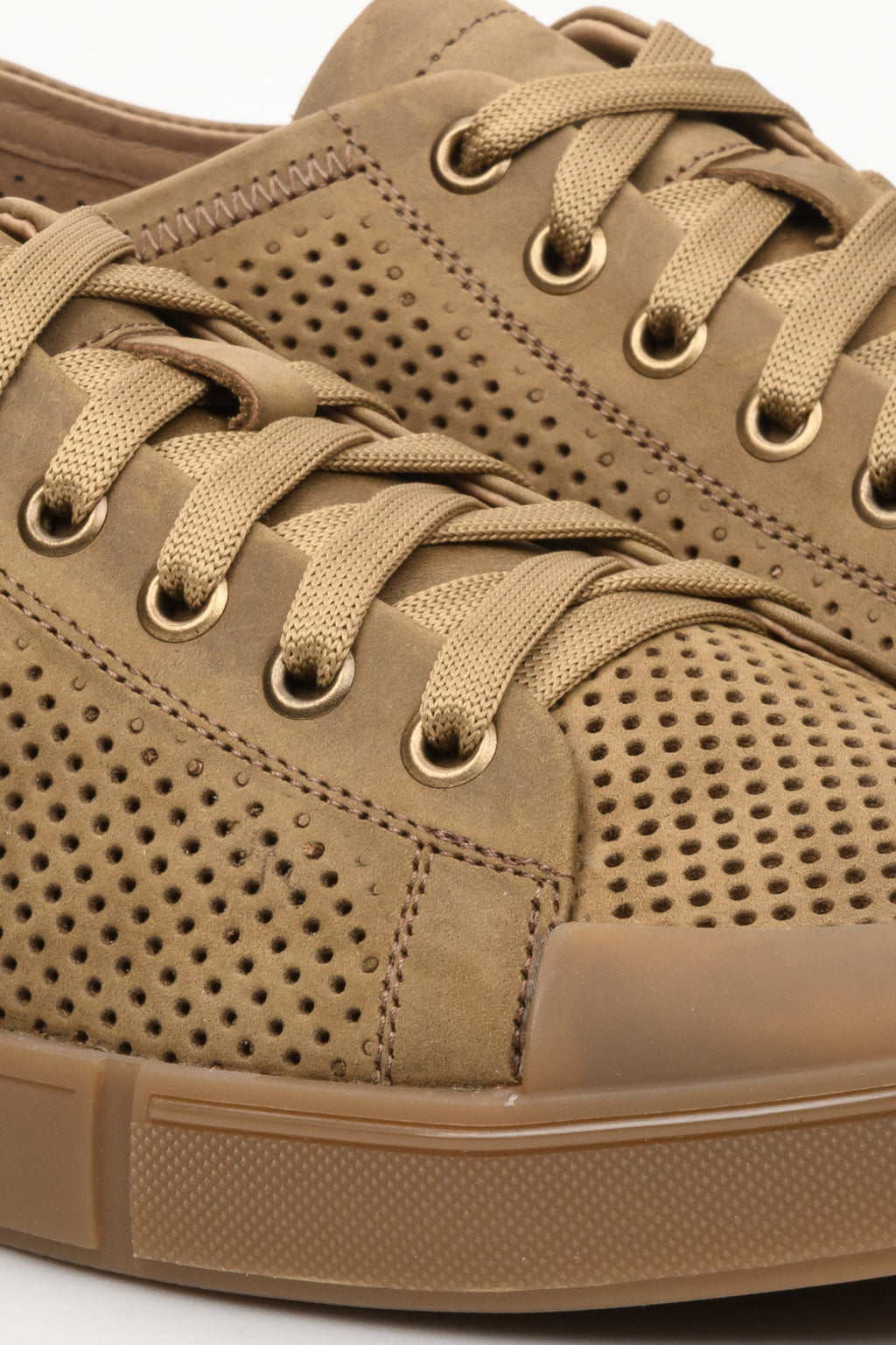 Trampki męskie z brązowej skóry naturalnej Estro, model letni - zbliżenie na detale.