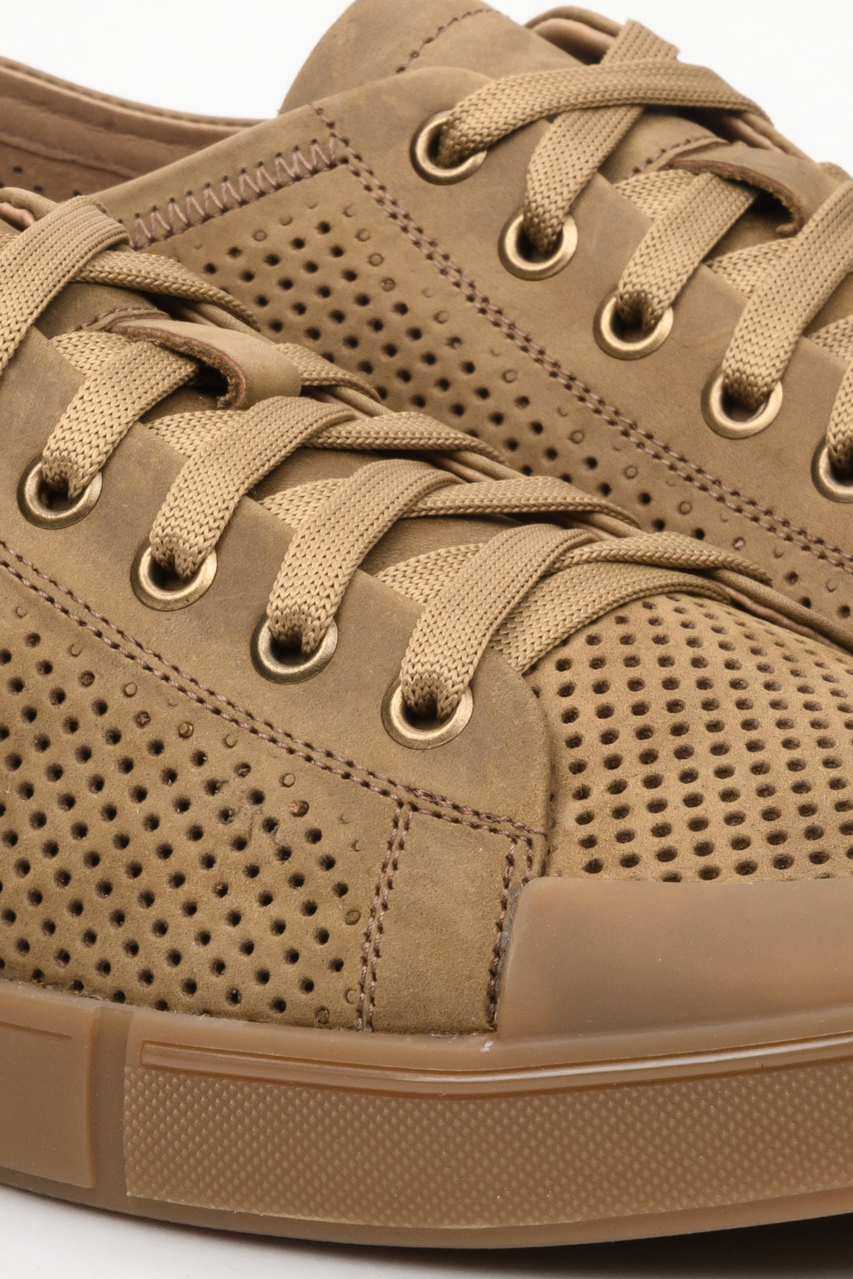 Trampki męskie z brązowej skóry naturalnej Estro, model letni - zbliżenie na detale.
