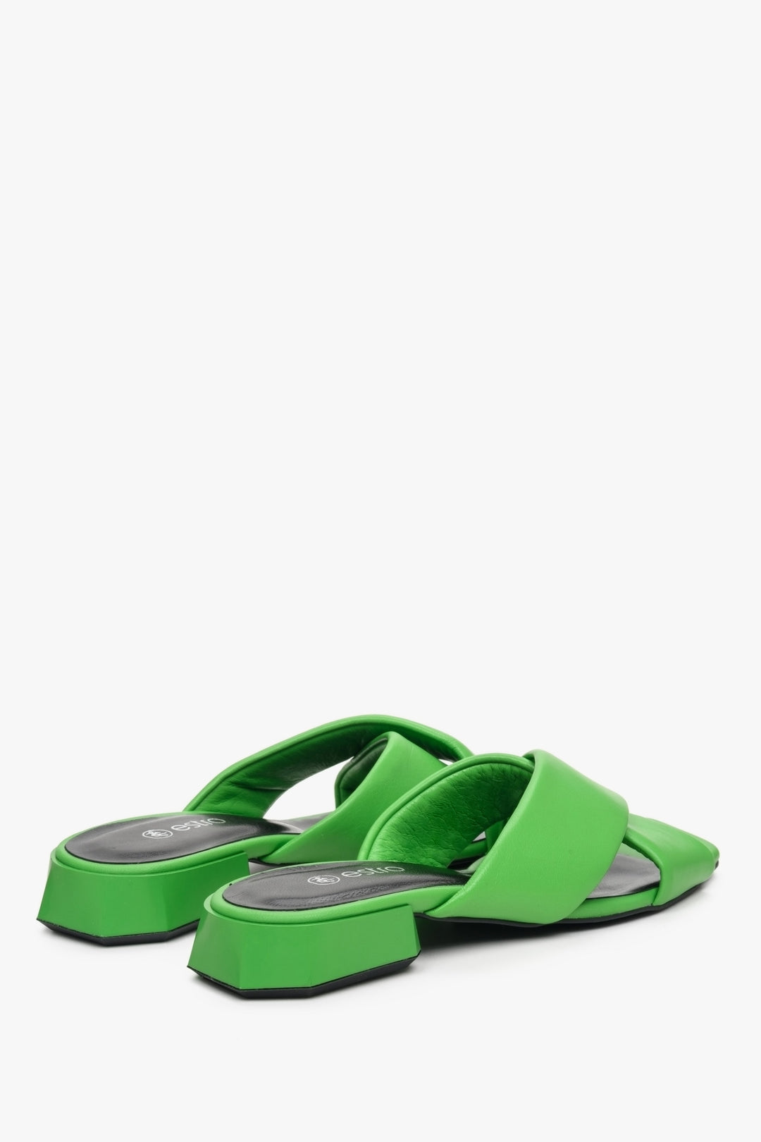 Damskie klapki skórzane na niskim obcasie w kolorze zielonym - zbliżenie na tył buta.