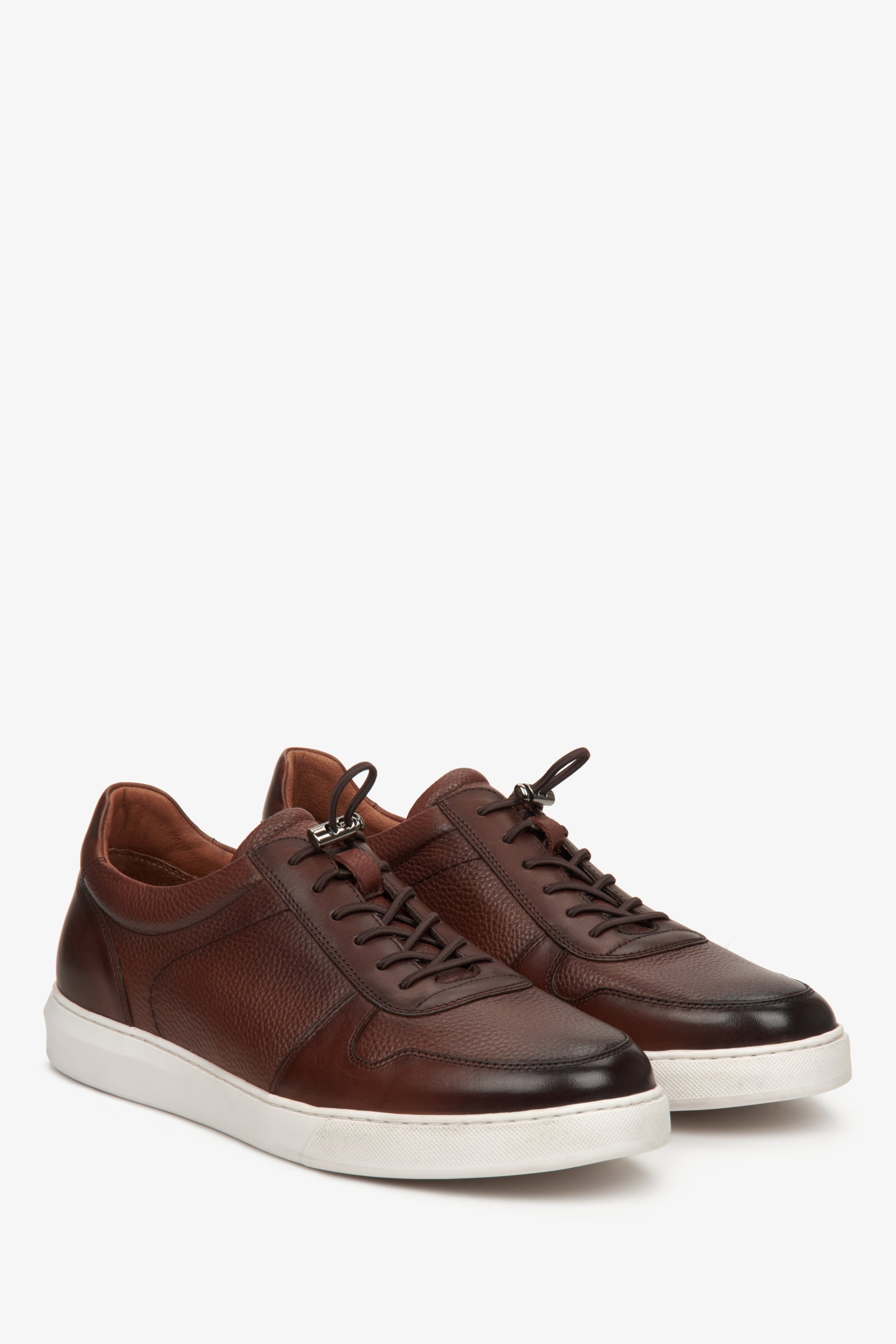 Sneakersy męskie ze skóry naturalnej w kolorze brązowym ze ściągaczem na wiosnę i jesień marki Estro - prezentacja czubka buta i przyszew bocznych.