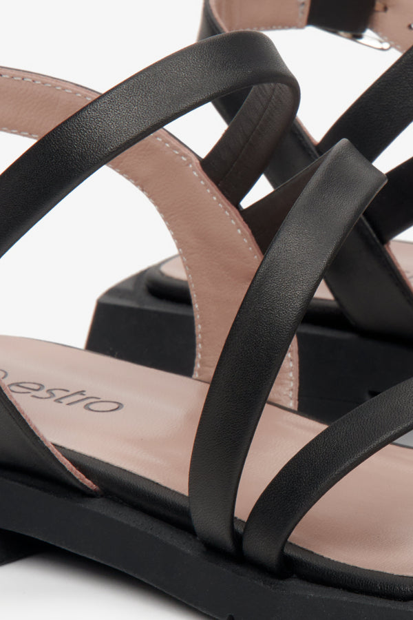 Skórzane, czarne sandały damskie Estro z cienkich pasków - prezentacja tylnej części butów.