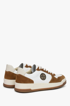 Męskie sneakersy na wiosnę z nubuku i skóry naturalnej w kolorze brązowo-białym.