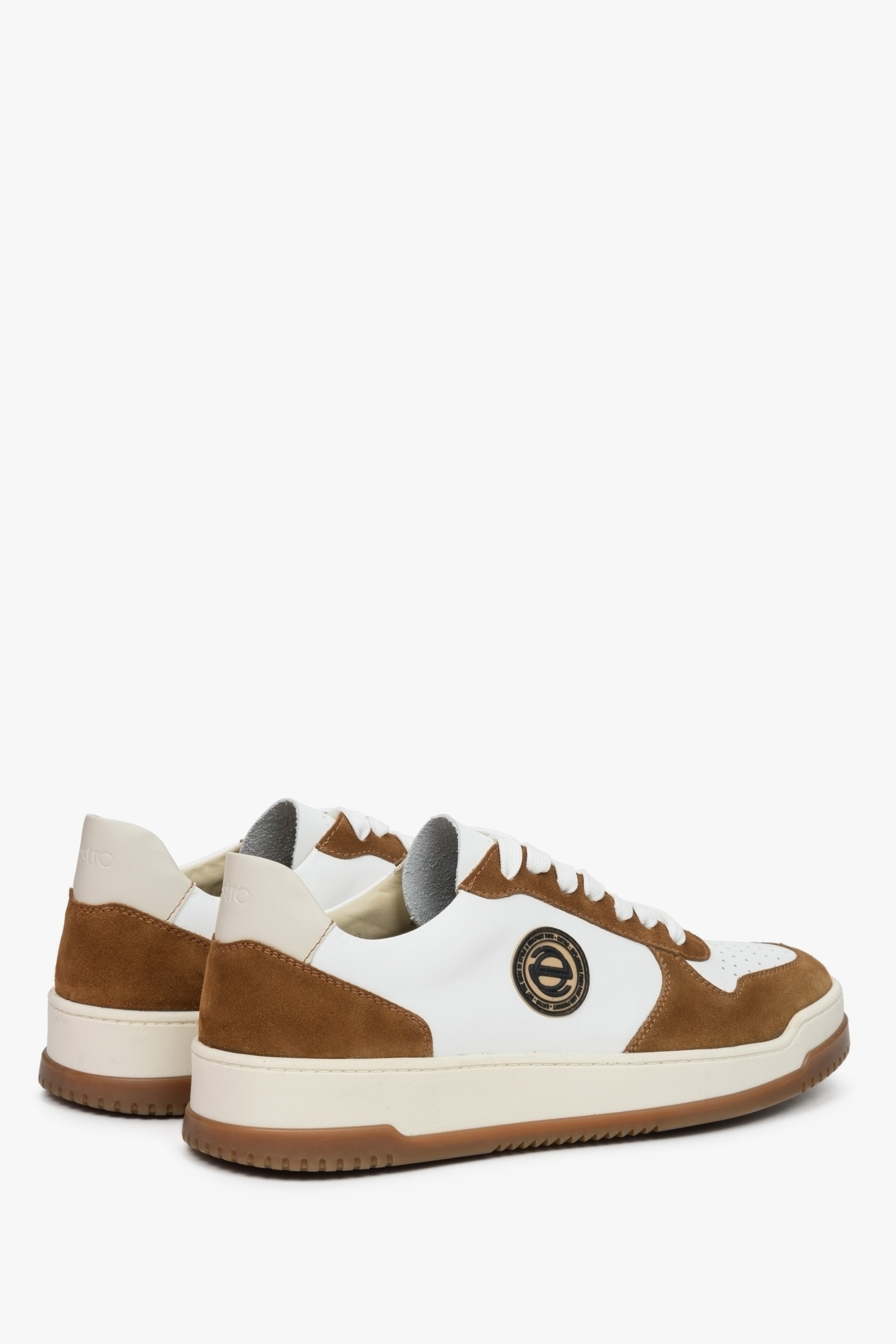 Męskie sneakersy na wiosnę z nubuku i skóry naturalnej w kolorze brązowo-białym.