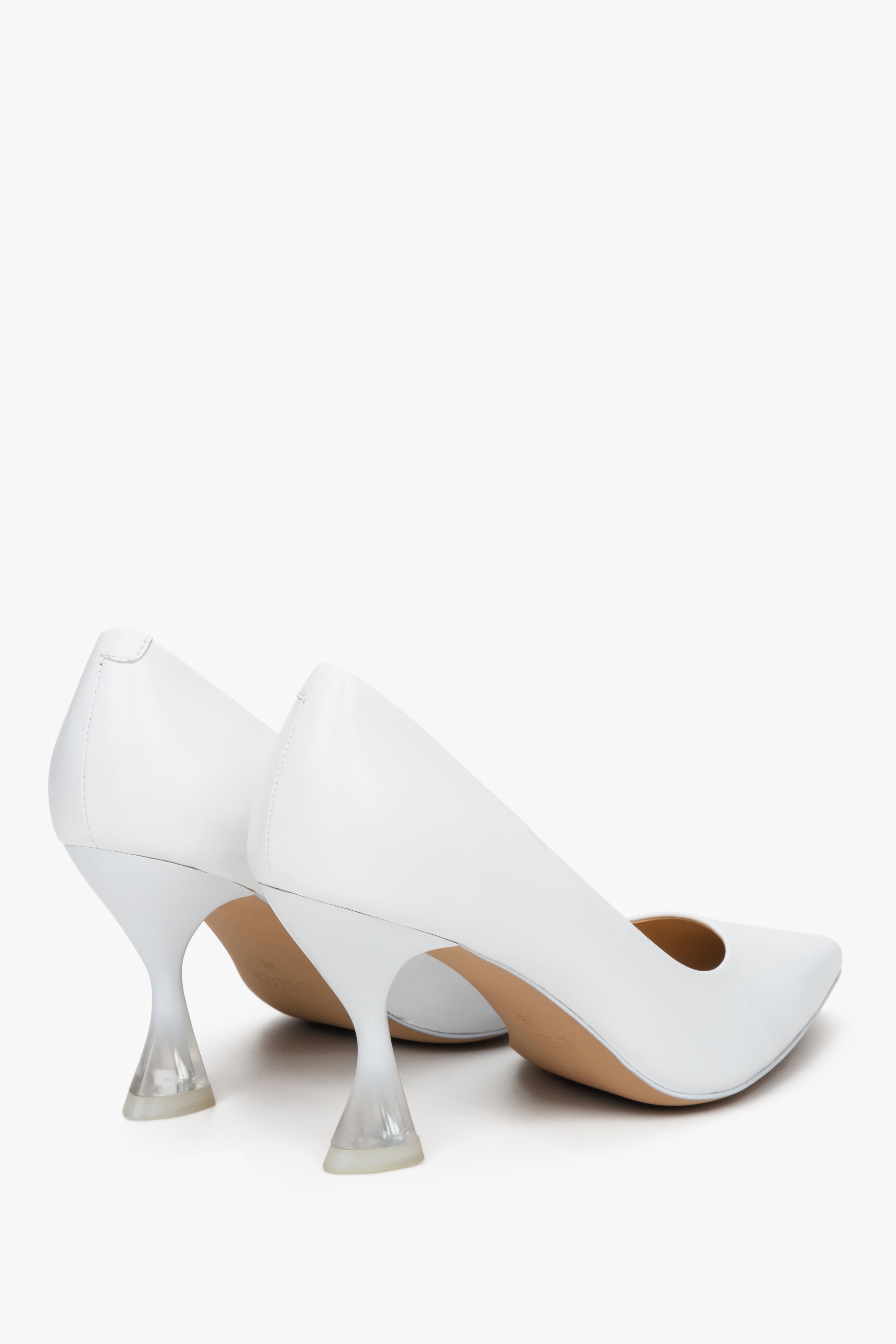 Eleganckie, białe czółenka damskie na szpilce Estro - prezentacja zapiętka butów.
