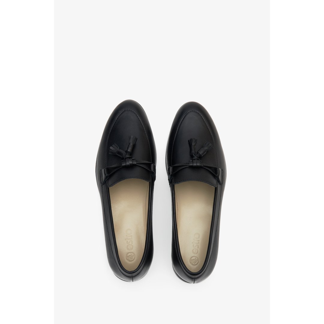 Skórzane lordsy damskie w kolorze czarnym marki Estro - widok na wnętrze buta.