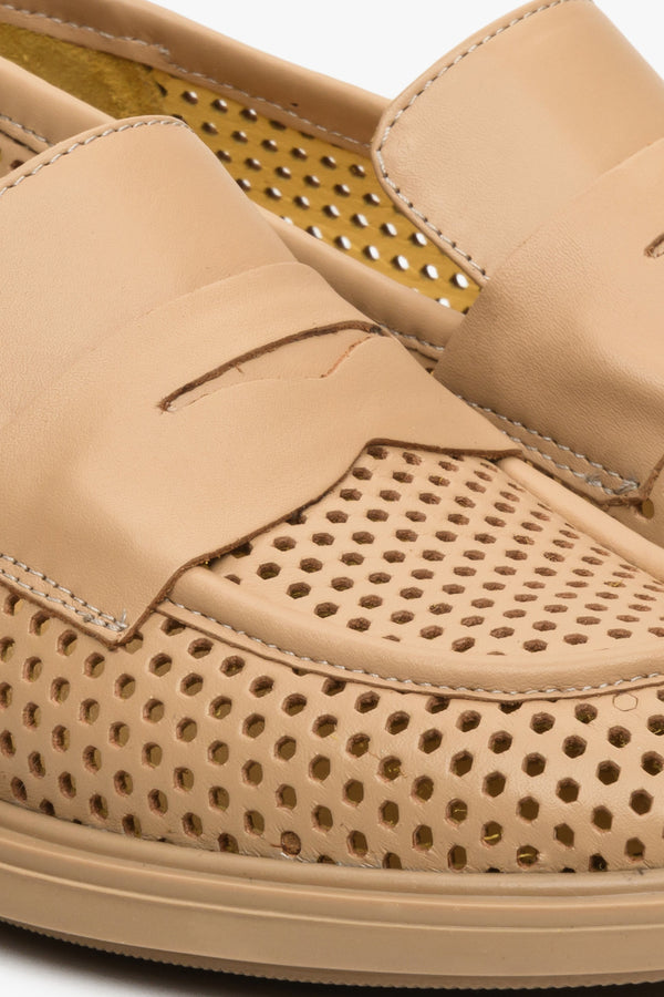 Loafersy damskie w kolorze brązowym ze skóry naturalnej Estro - zbliżenie na system przeszyć i perforację.