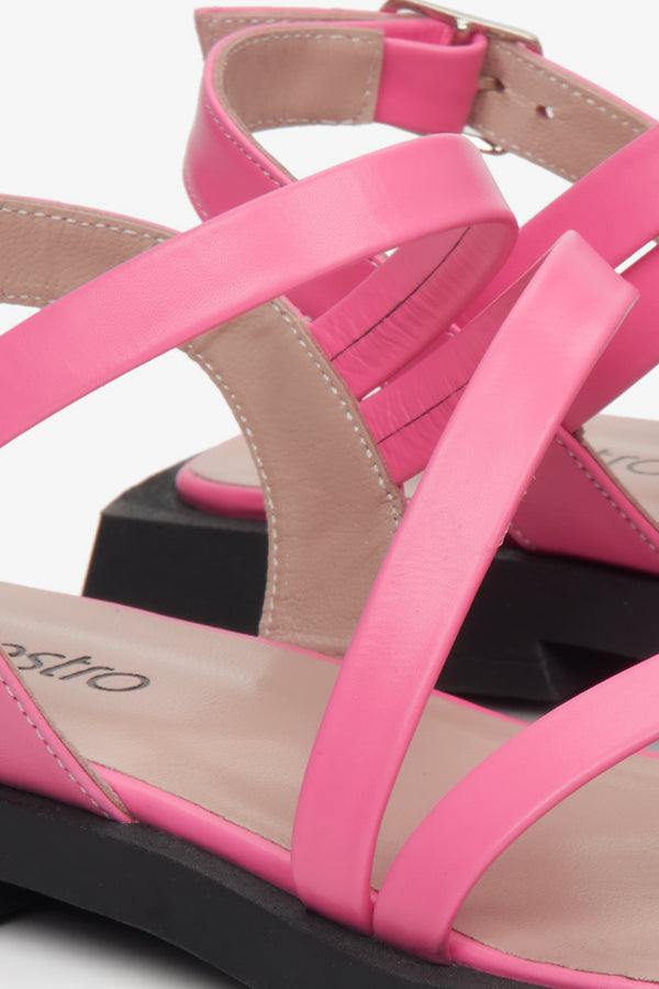 Różowe sandały damskie na lato z pasków marki Estro - zbliżenie na detale.