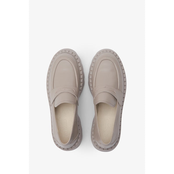Buty loafersy damskie skórzane, beżowe marki Estro.