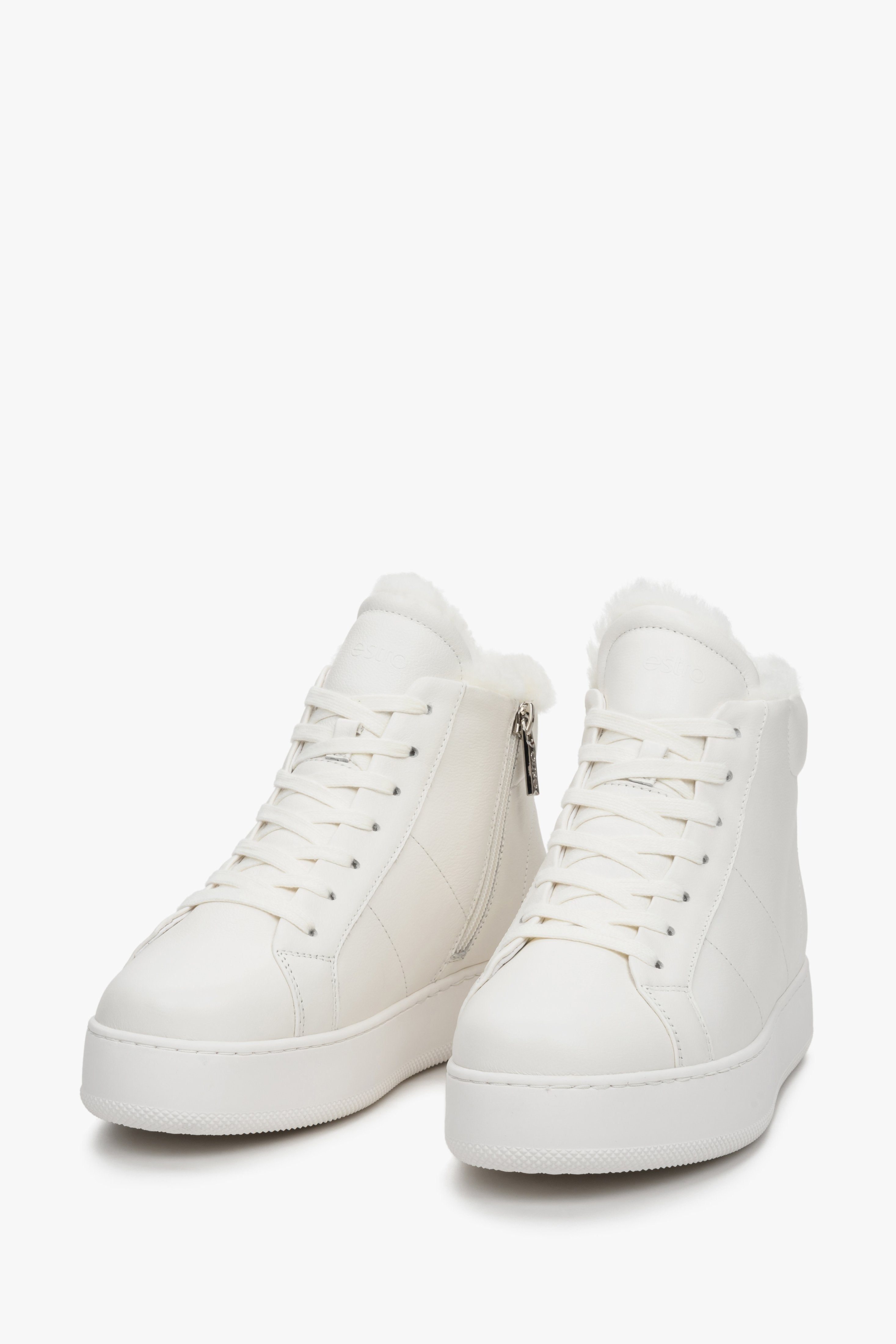 Białe, wysokie sneakersy damskie ze skóry naturalnej marki Estro - zbliżenie na przednią część buta.