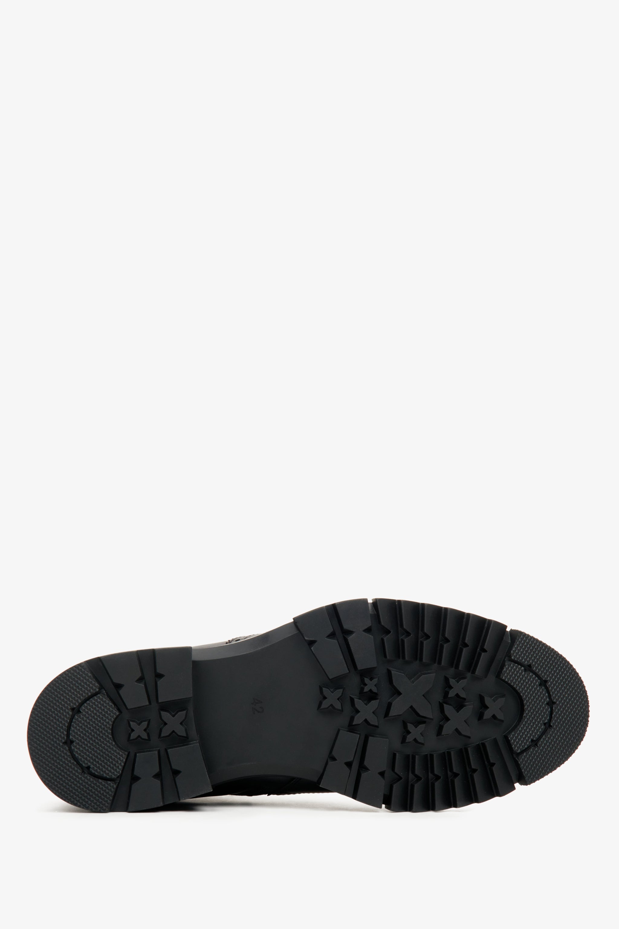 Czarne botki męskie zimowe - zbliżenie na podeszwę.