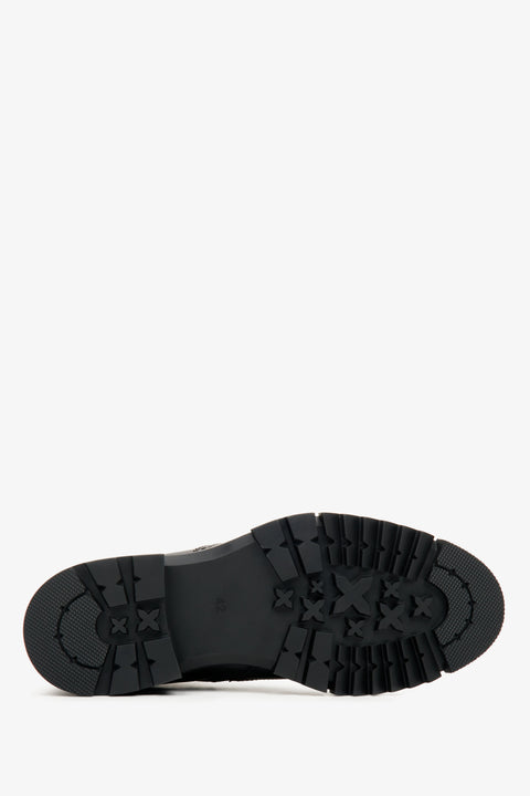 Czarne botki męskie zimowe - zbliżenie na podeszwę.