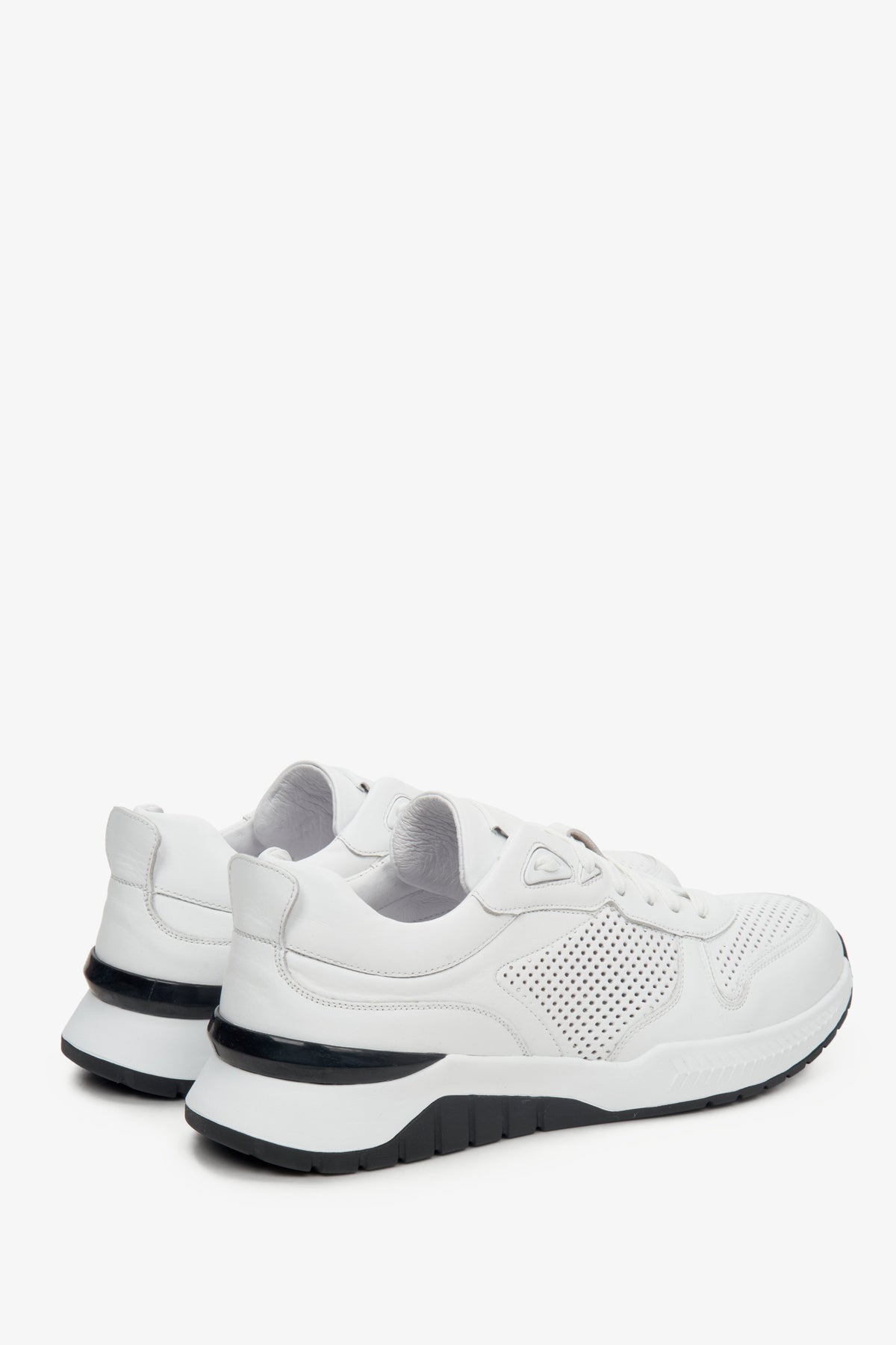 Sneakersy męskie ze skóry naturalnej w kolorze białym na lato marki Estro.