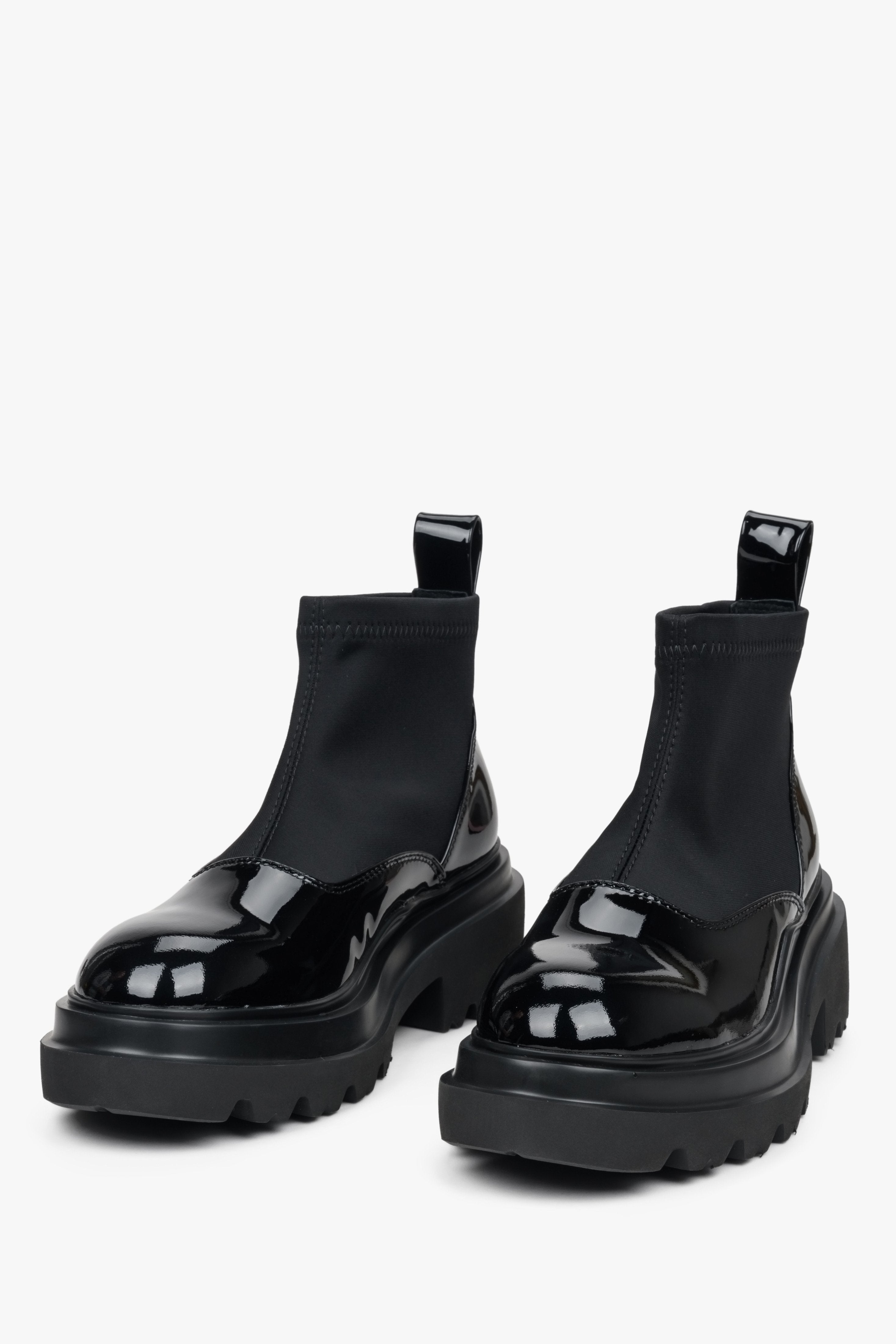 Damskie zimowe botki ze skóry lakierowanej Estro - przednia część buta i pogląd na korpus obuwia.