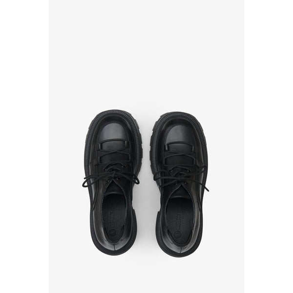 Szerokie, czarne buty damskie ze skóry naturalnej marki Estro.