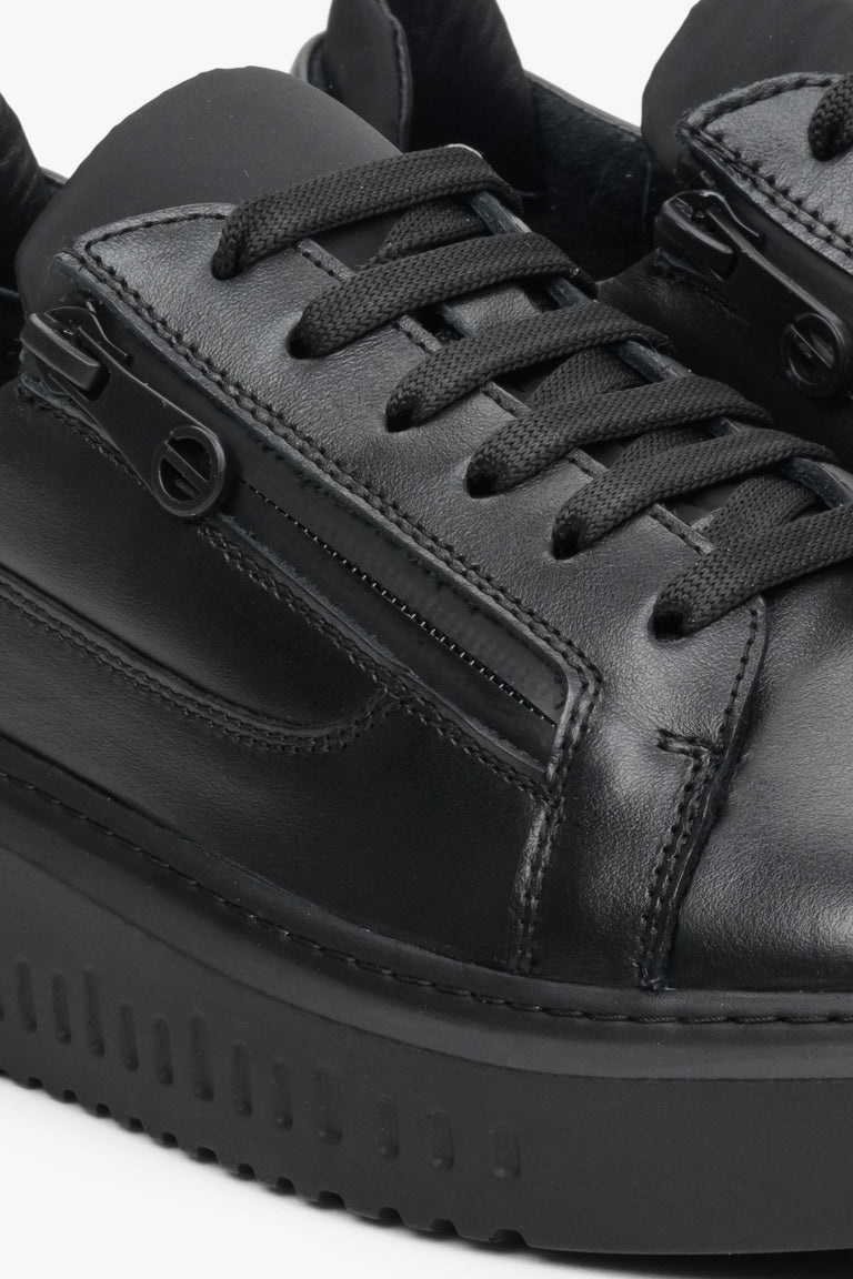 Skórzane, czarne sneakersy damskie Estro na elastycznej podeszwie - zbliżenie na detale.